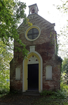 806368 Gezicht op de schijnkapel annex duiventoren in het park bij het huis Sandwijck (Utrechtseweg 305) te De Bilt.